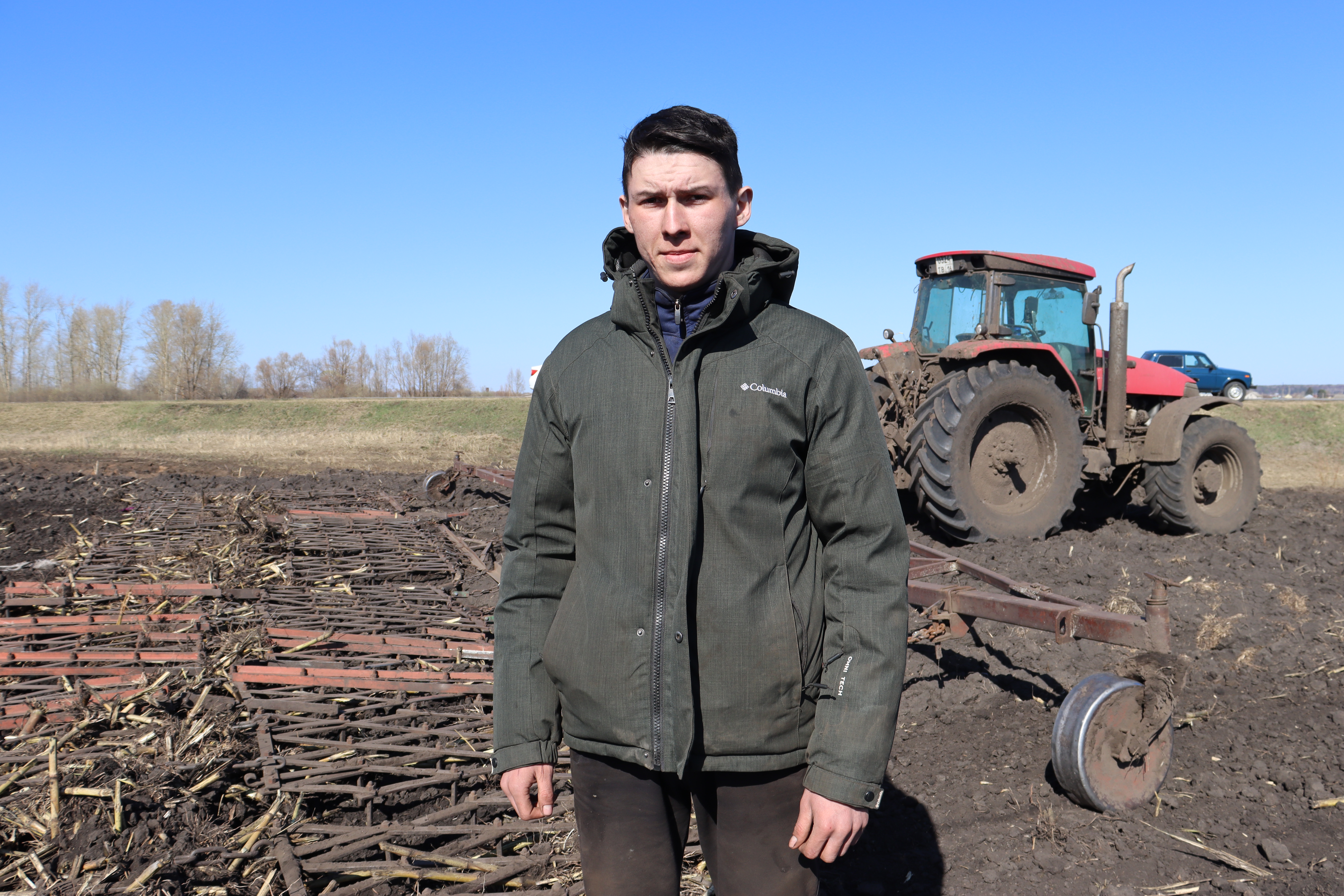 Нижнеалькеевский парень Салават Исхаков в эти дни занят на весенних полевых  работах