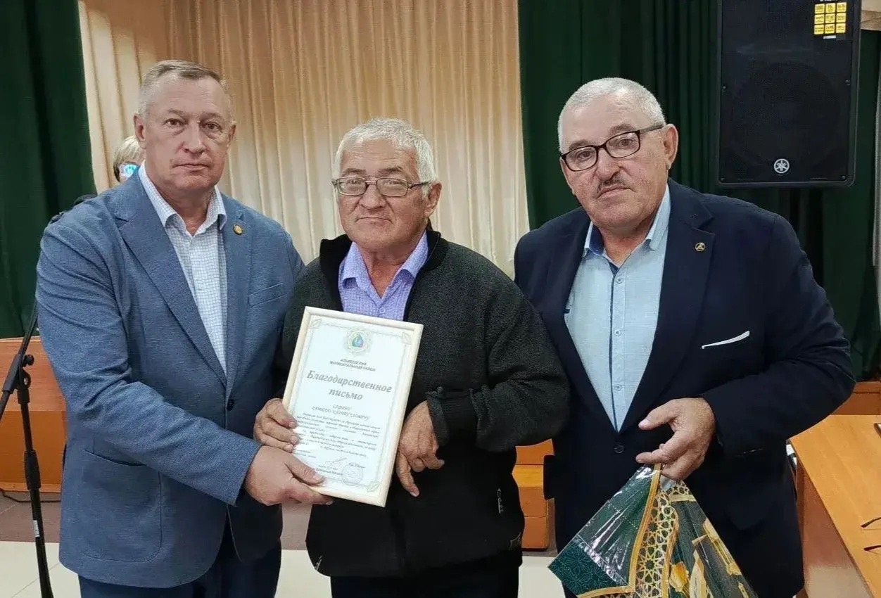 сөт тапшыручыларыннан берсе Рәмил Сафин