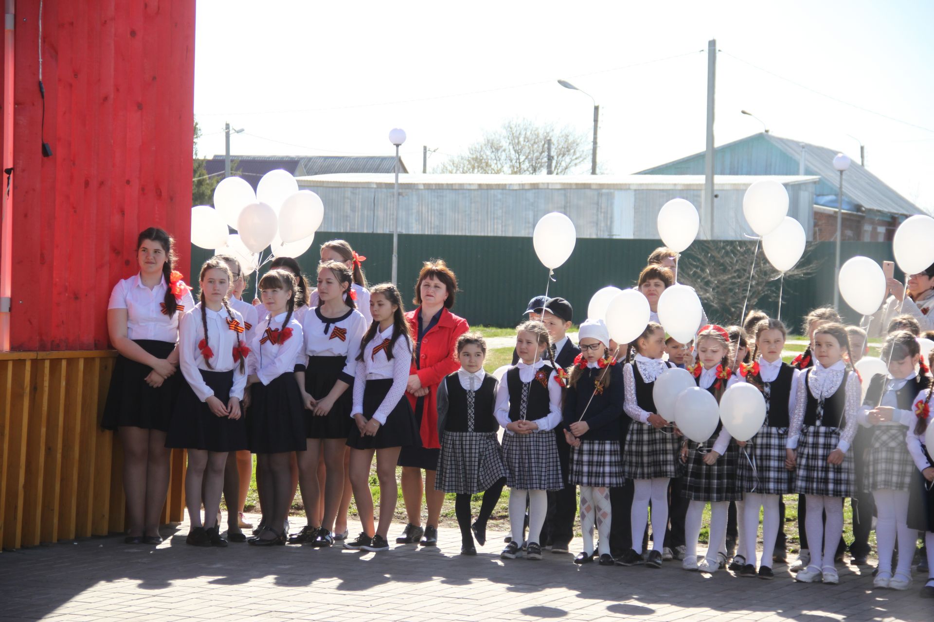 Коллектив учителей и учеников Базарно-Матакской средней школы провел акцию «Вальс Победы». ФОТО