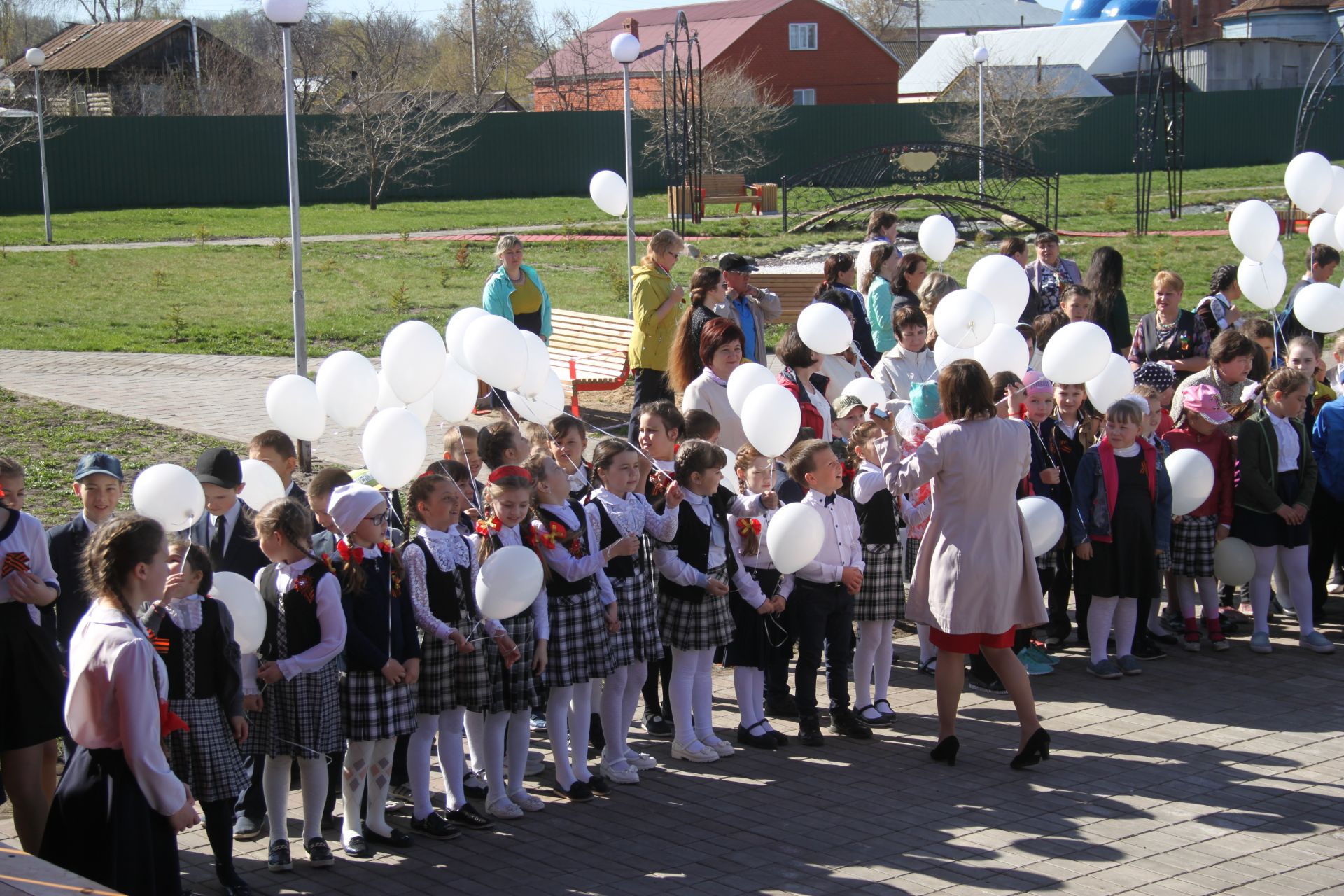 Коллектив учителей и учеников Базарно-Матакской средней школы провел акцию «Вальс Победы». ФОТО