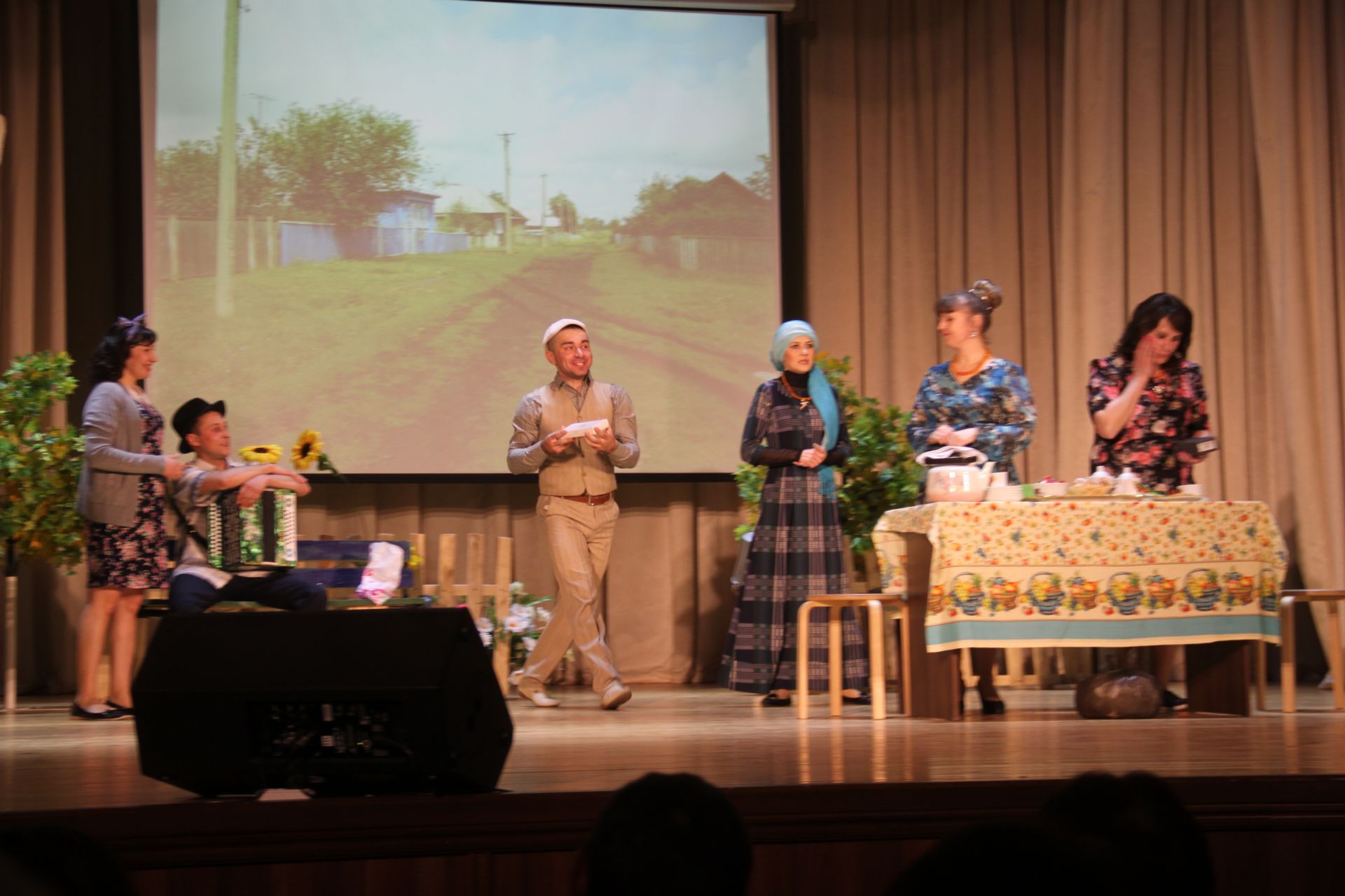 В Алькеевском районе народный театр “Ташкыннар” показал на сцене РДК музыкальную комедию “Өч балдызга бер ялгыз”