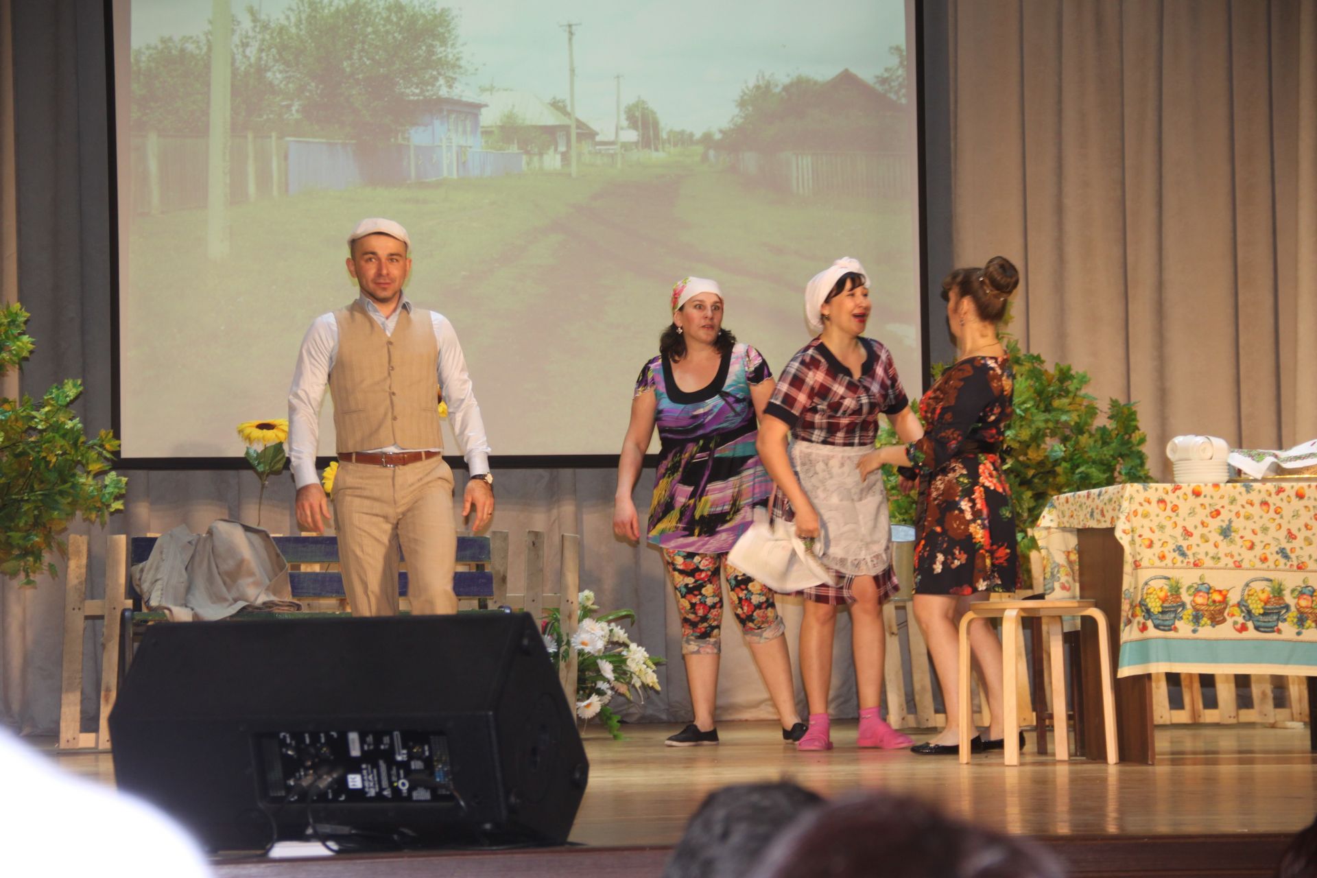 В Алькеевском районе народный театр “Ташкыннар” показал на сцене РДК музыкальную комедию “Өч балдызга бер ялгыз”