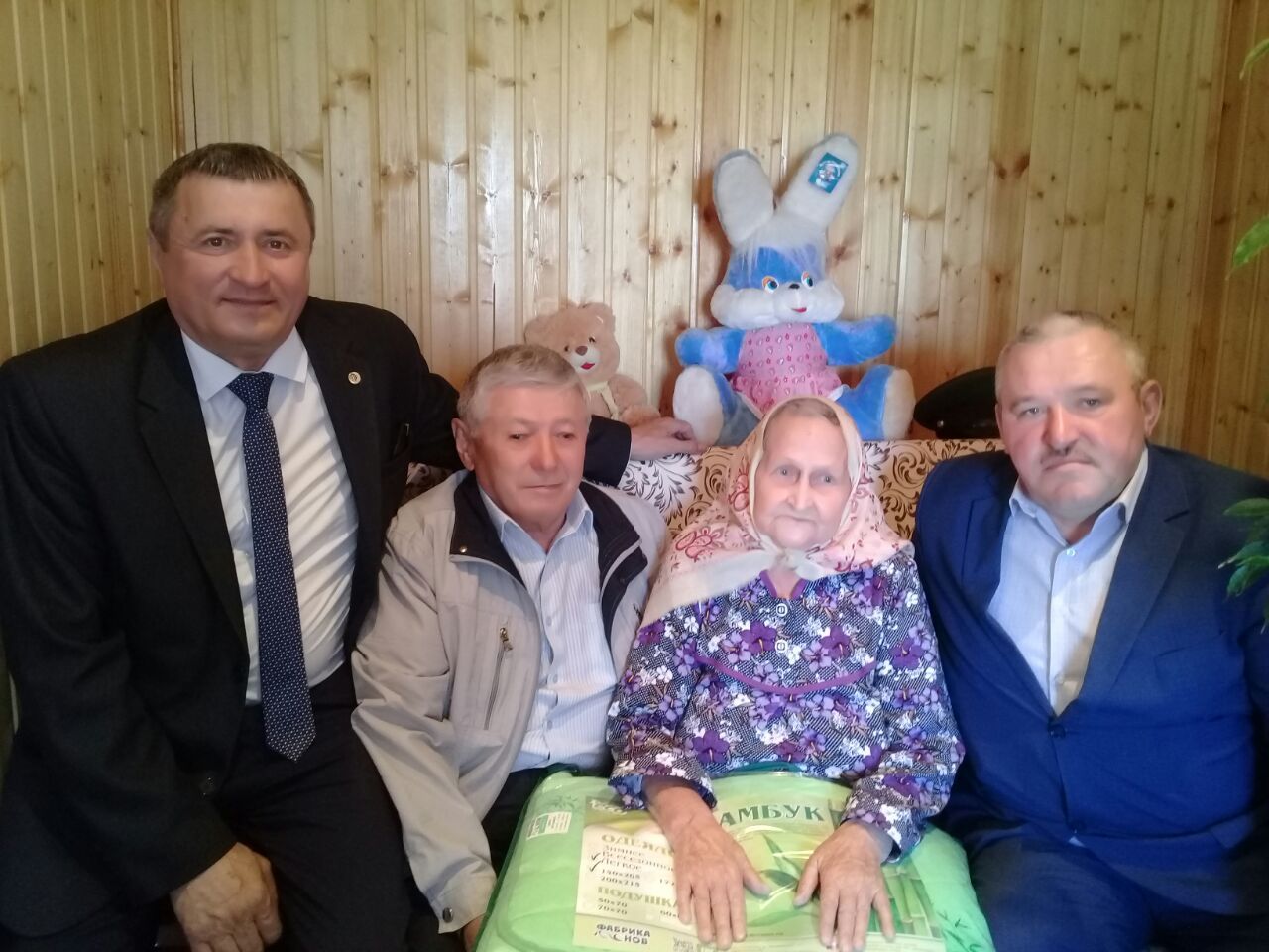 Двум бабушкам, проживающим на территории Старо-Камкинского поселения Алькеевского района были вручены поздравления Владимира Путина