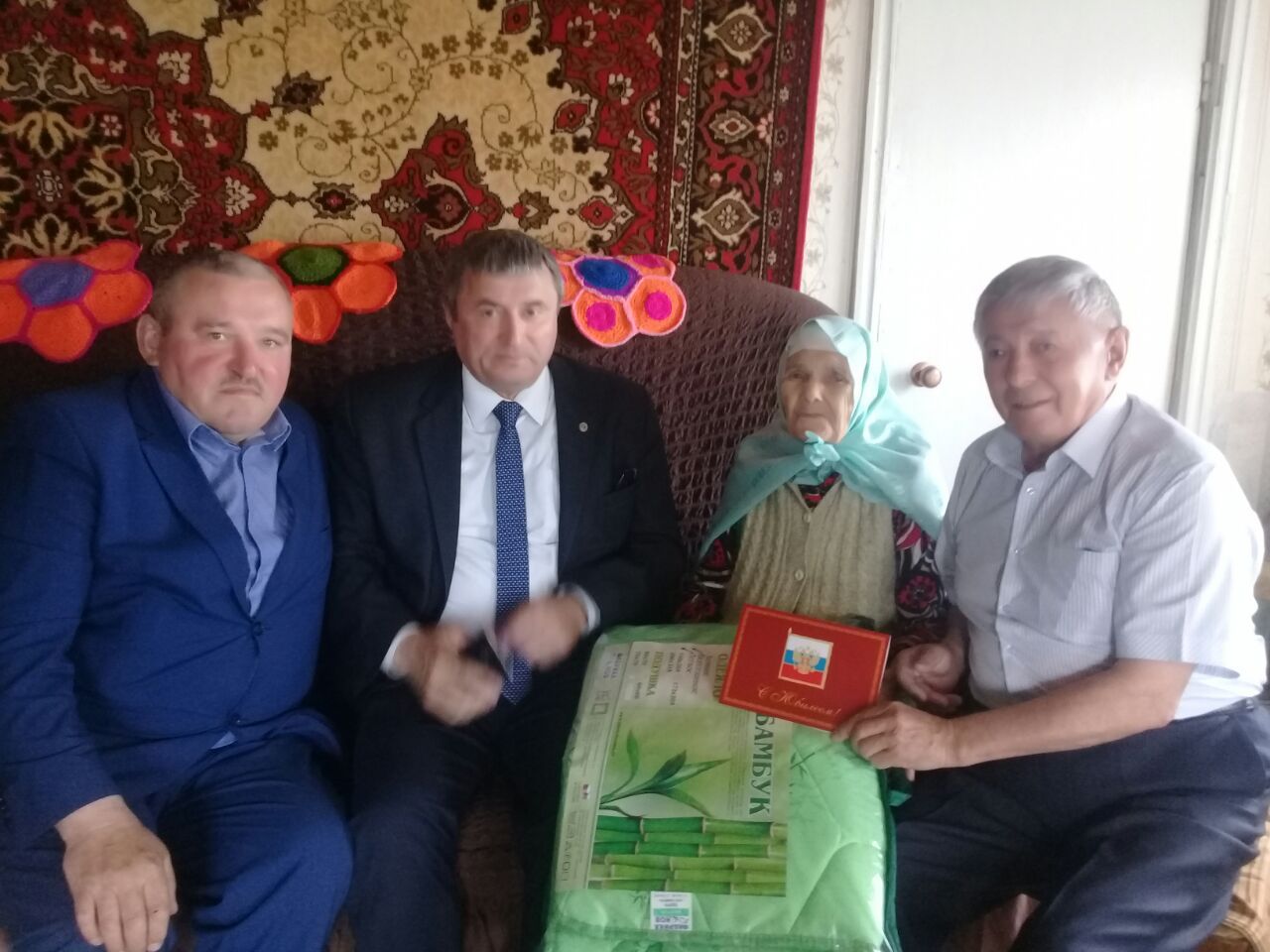 Двум бабушкам, проживающим на территории Старо-Камкинского поселения Алькеевского района были вручены поздравления Владимира Путина