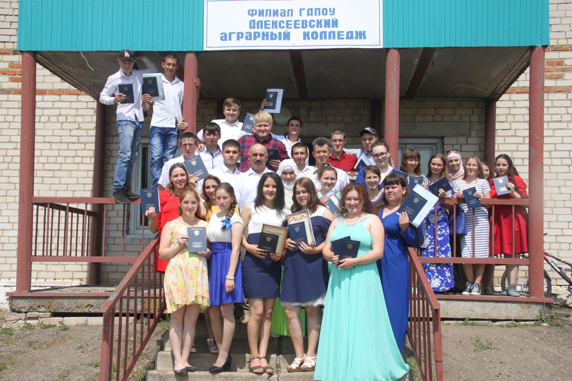 Әлки районы: Алексеевск агрокөллиятенең район филиалын тәмамлаучы 56 егет һәм кызга тантаналы шартларда дипломнар тапшырылды