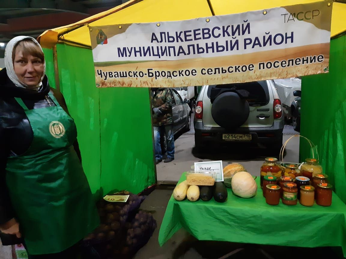Алькеевцы повезли в Казань на ярмарку в Агропромышленном парке 30 автомашин товара