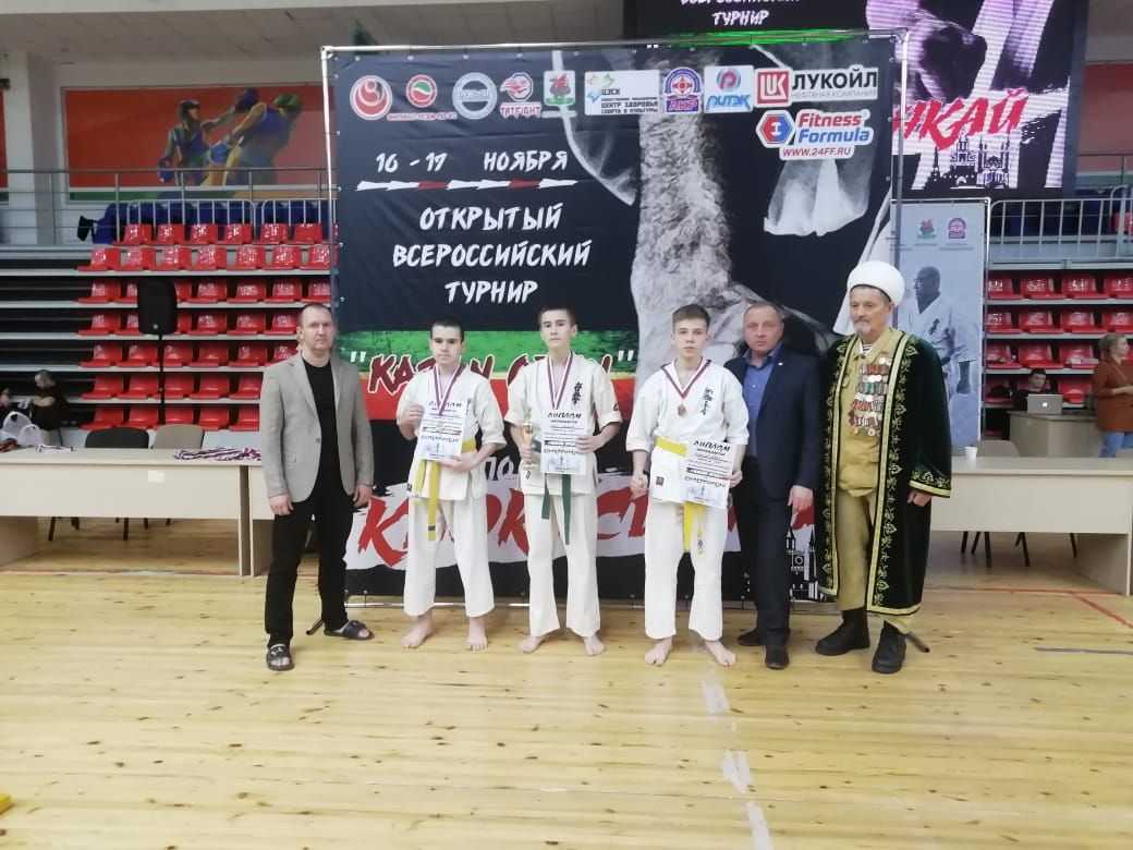 Әлки районы каратэчылары Бөтенроссия турнирыннан 10 медаль алып кайттылар