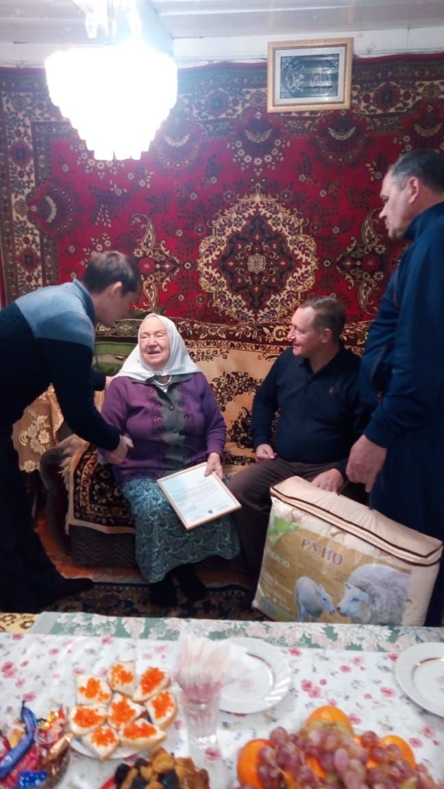 Әлки районы Базарлы Матак авылында яшәүче Сафия әби Гыйнанова  90 яшьлеген билгеләп үтте.
