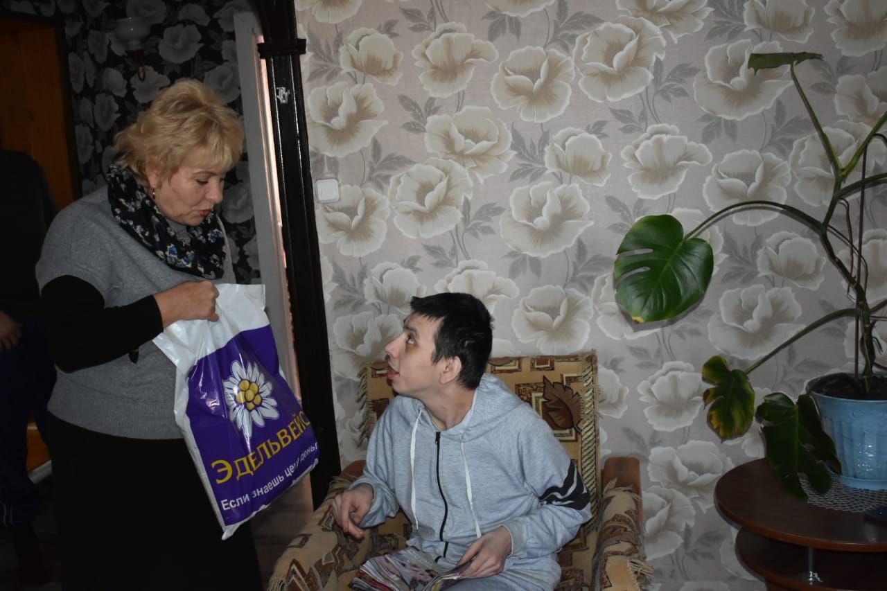 Әлки районы: Хәйруллин фонды вәкиле инвалидларга бүләкләр тапшырды