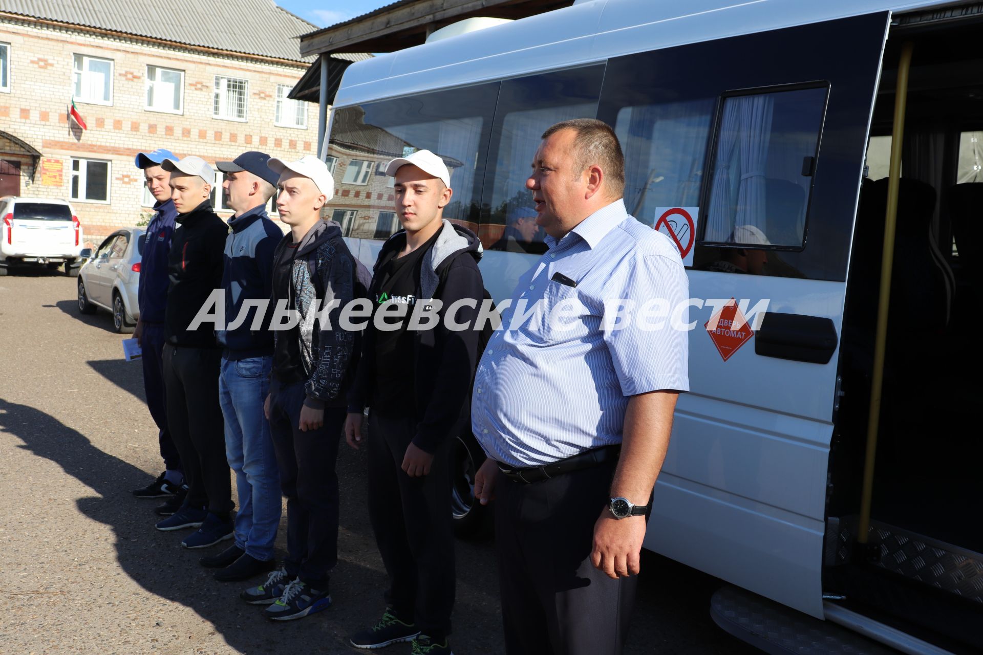 Алькеевский район: семеро юношей сегодня ушли в армию