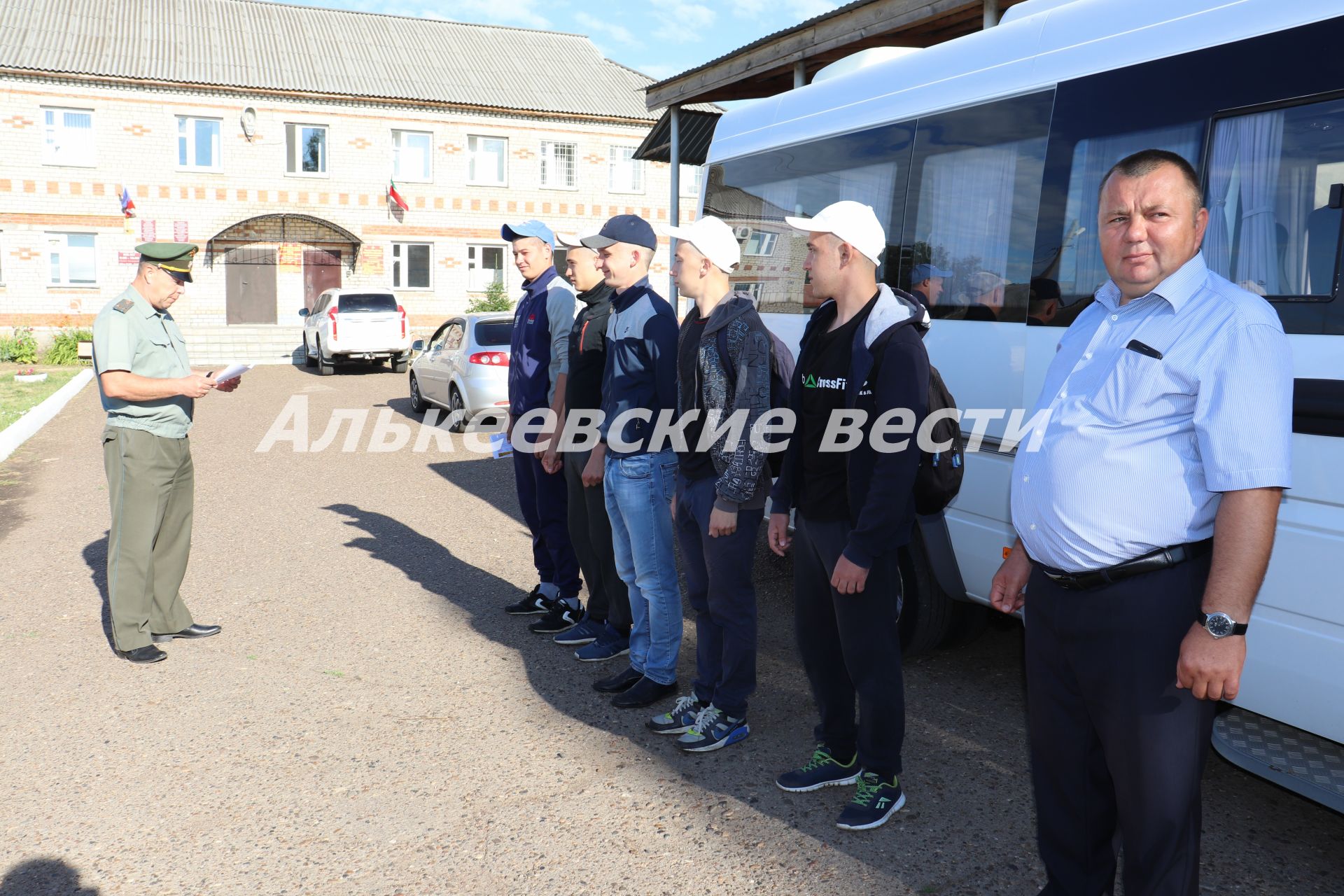 Алькеевский район: семеро юношей сегодня ушли в армию