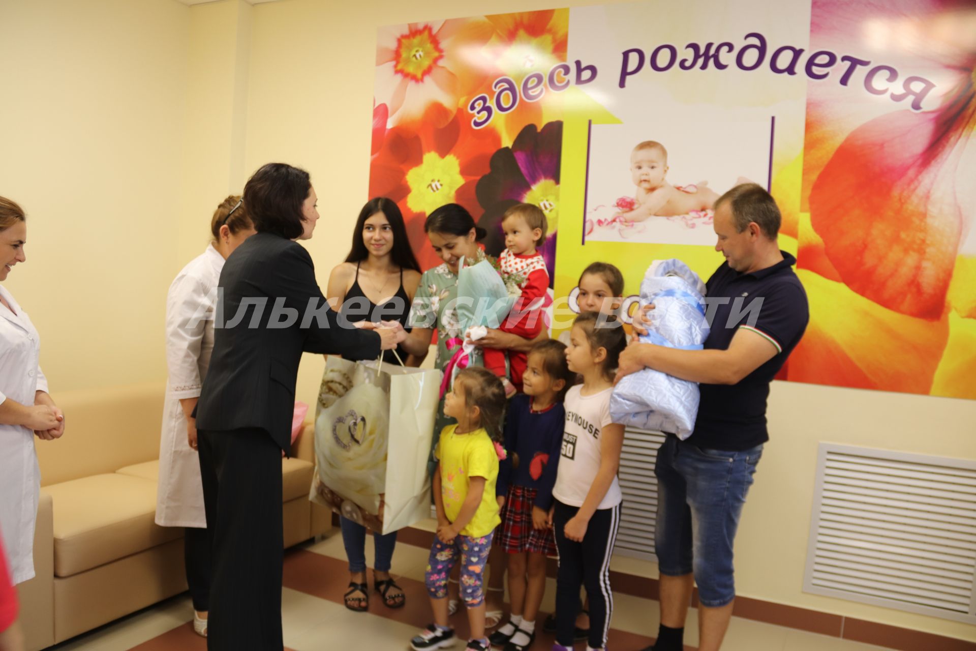 В Алькеевском районе в День семьи, любви и верности в родильном отделении поздравляли семью Фурасевых с рождением седьмого ребенка