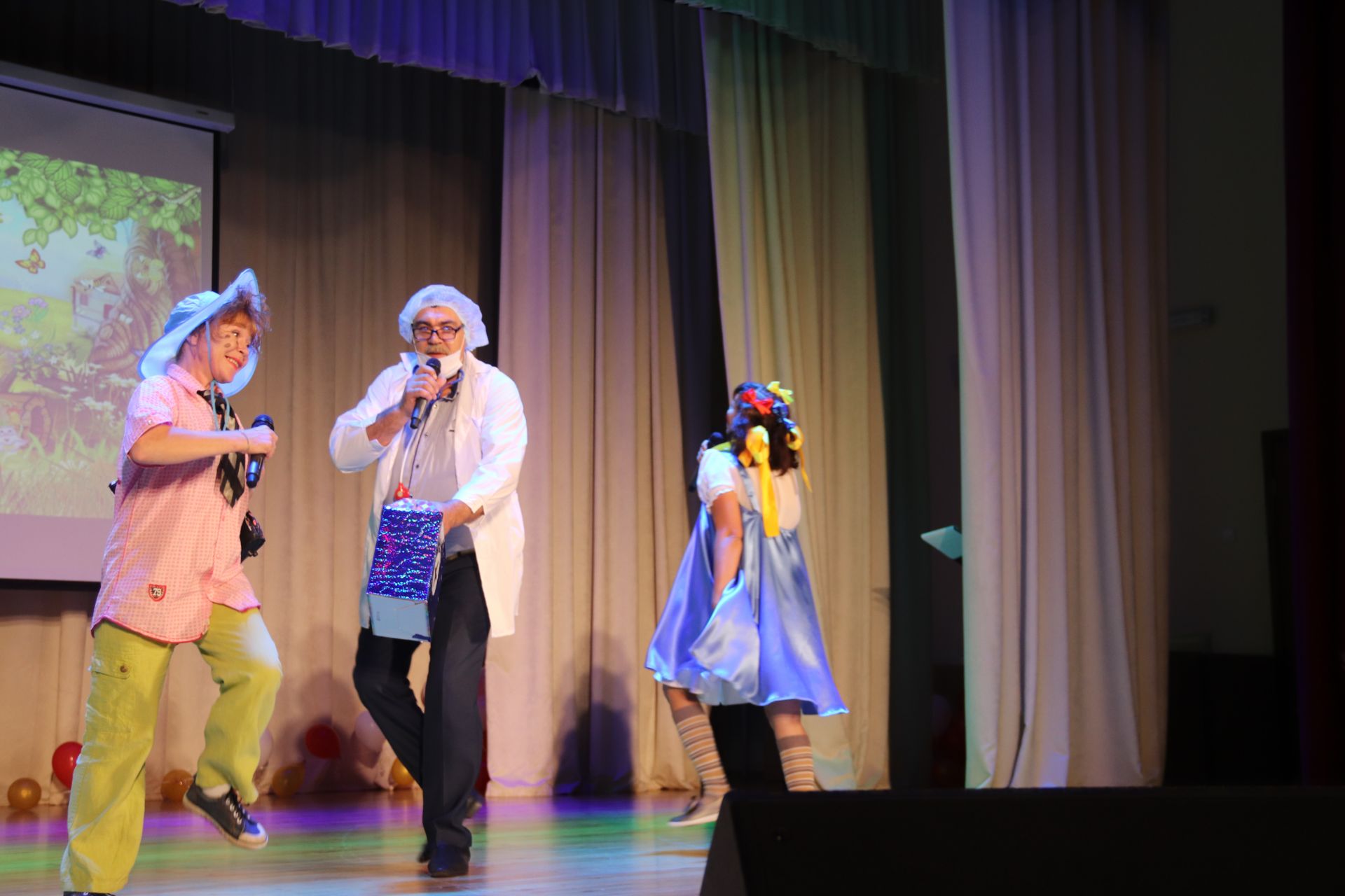 В Алькеевском районе сегодня в рамках благотворительной акции «Помоги собраться в школу» 249 детей получили портфели с учебными принадлежностями, а 25 учеников – новые спортивные костюмы
