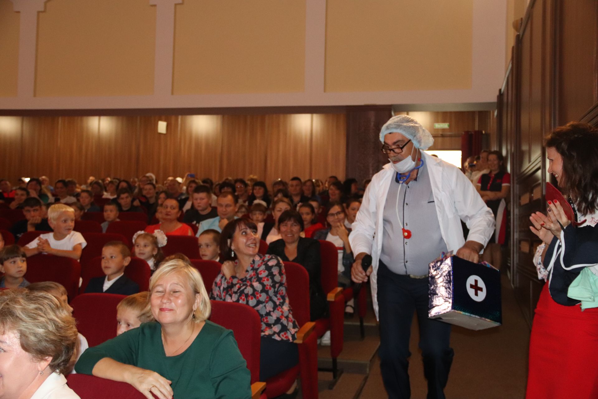 В Алькеевском районе сегодня в рамках благотворительной акции «Помоги собраться в школу» 249 детей получили портфели с учебными принадлежностями, а 25 учеников – новые спортивные костюмы