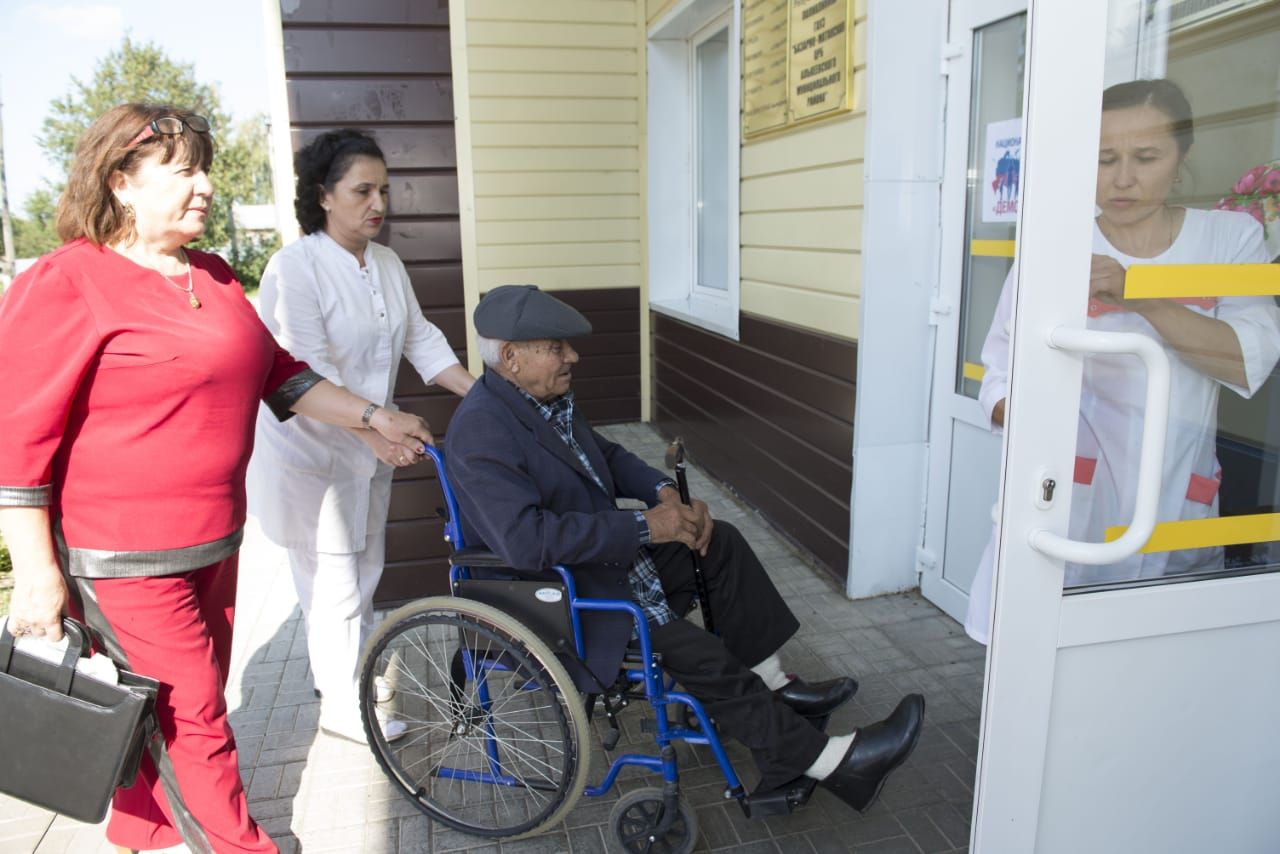 В Алькеевском районе каждый день восемь пожилых женщин и мужчин доставляют в больницу