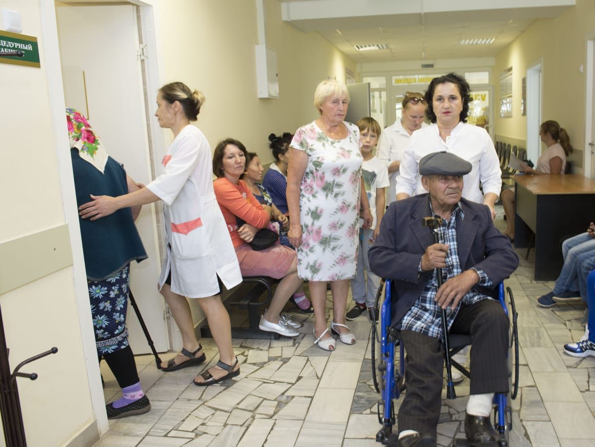 В Алькеевском районе каждый день восемь пожилых женщин и мужчин доставляют в больницу