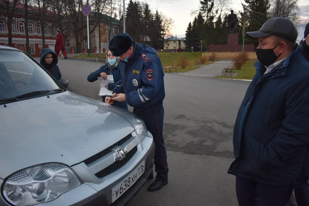 Главный автоинспектор Алькеевского района проверил соответствие служебных автомобилей правилам тонировки