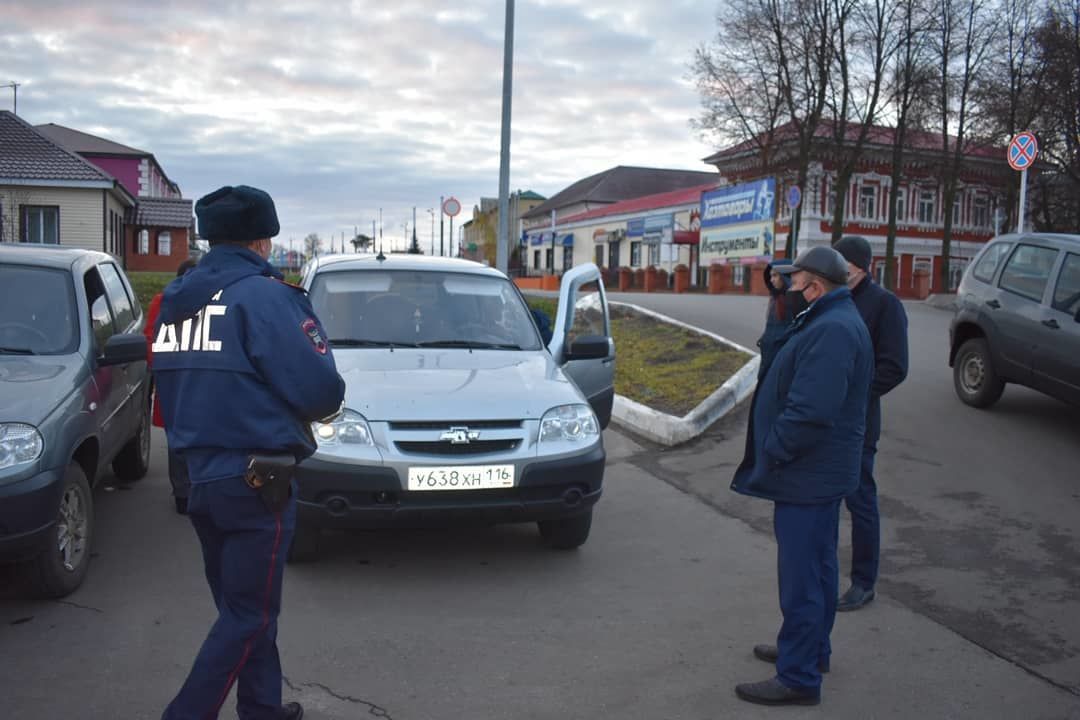Главный автоинспектор Алькеевского района проверил соответствие служебных автомобилей правилам тонировки