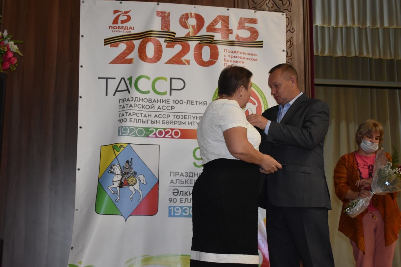 Миннигульсум Бадертдинова из Алькеевского района получила награду от Минобрнауки Татарстана
