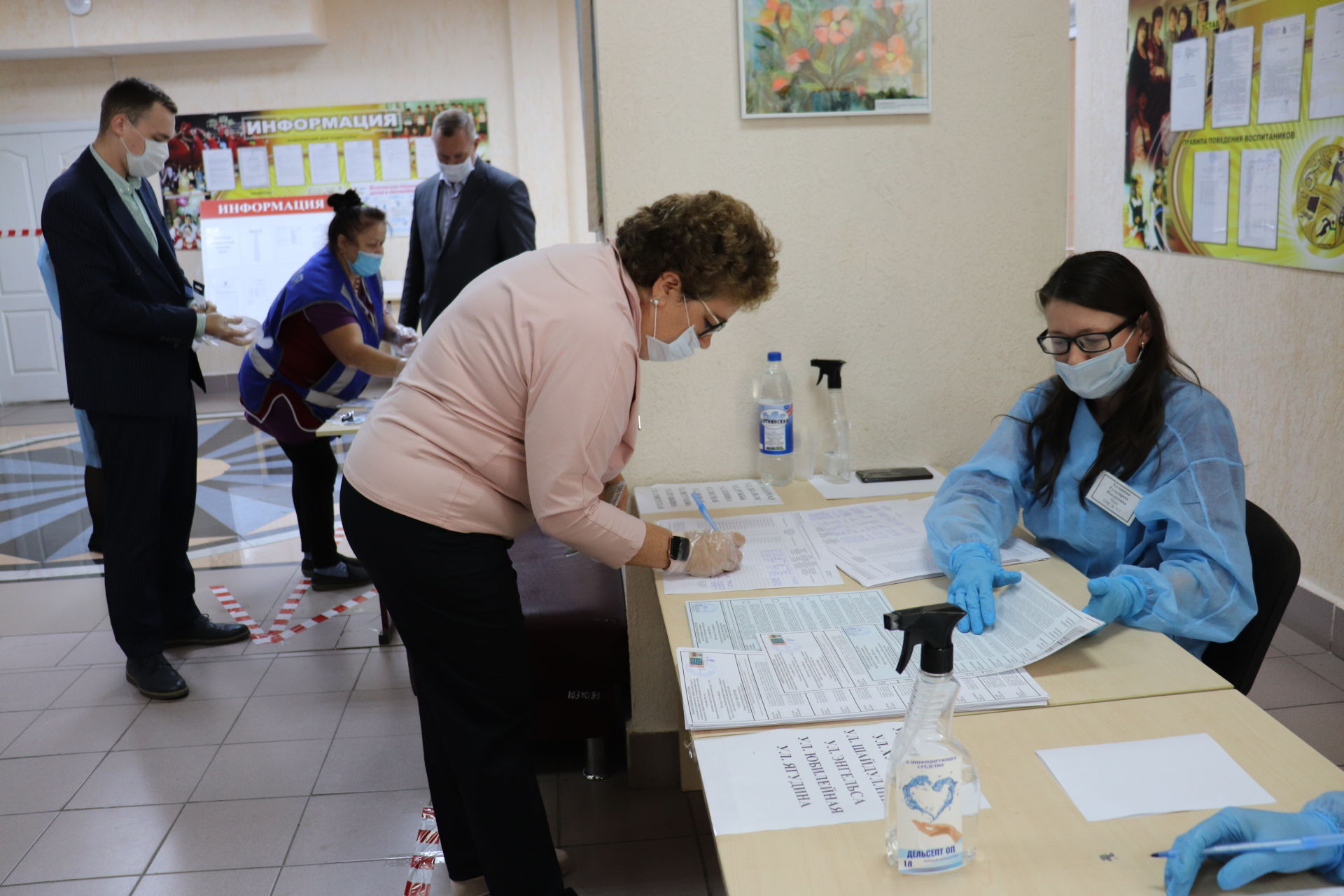 Глава Алькеевского района Александр Никошин проголосовал сегодня вместе c семьей