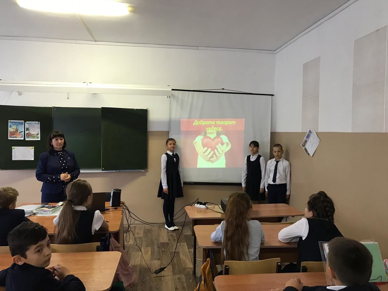 В Базарно-Матакской средней школе прошли классные часы на тему «Милосердие спасет мир»