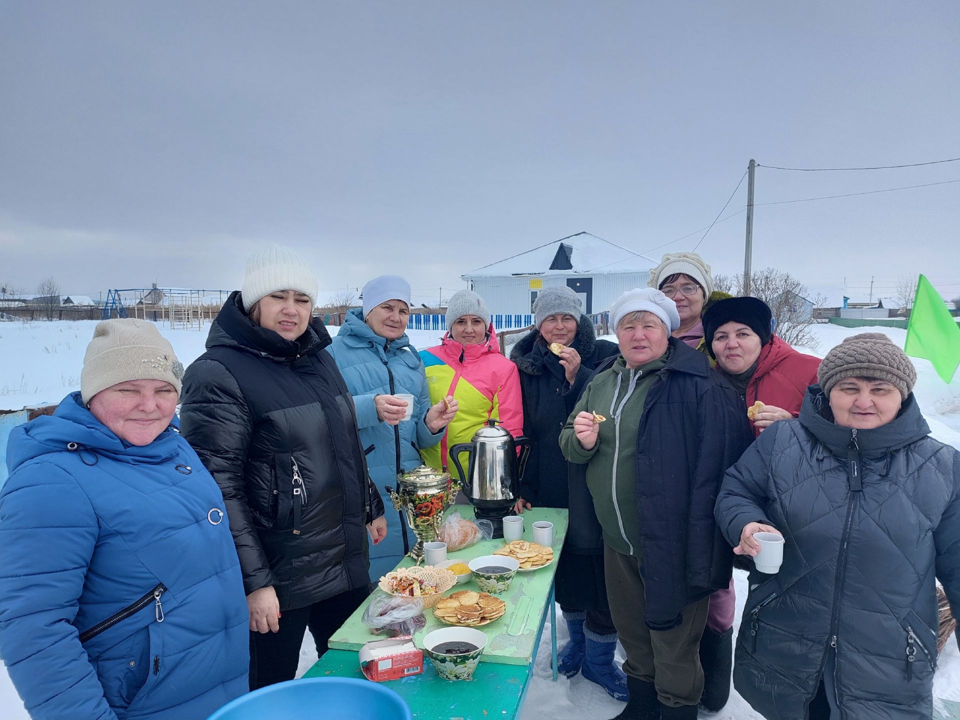 Әхмәт авылында итекле-себеркеле хоккей уены үткәргәннәр