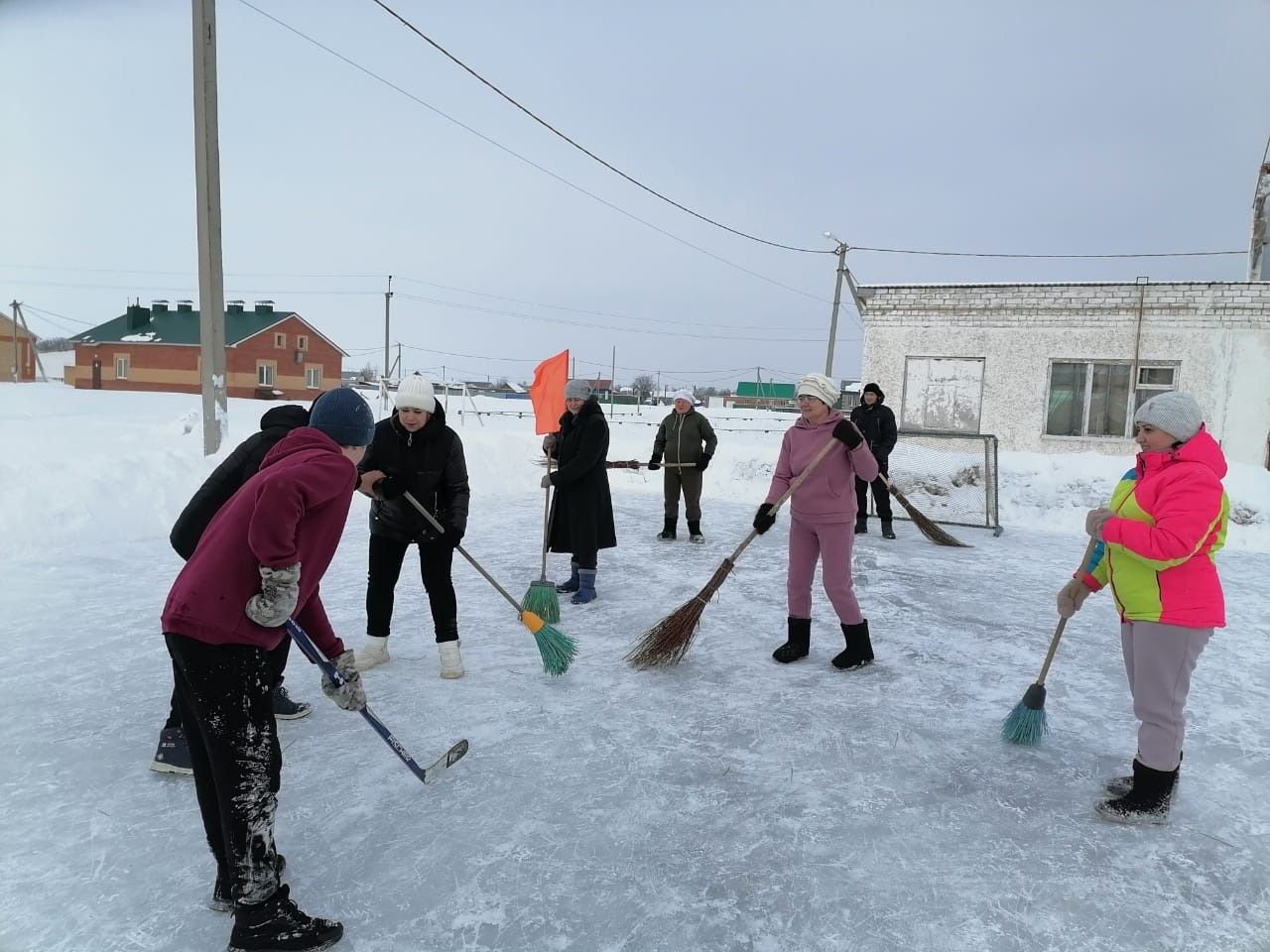 Әхмәт авылында итекле-себеркеле хоккей уены үткәргәннәр