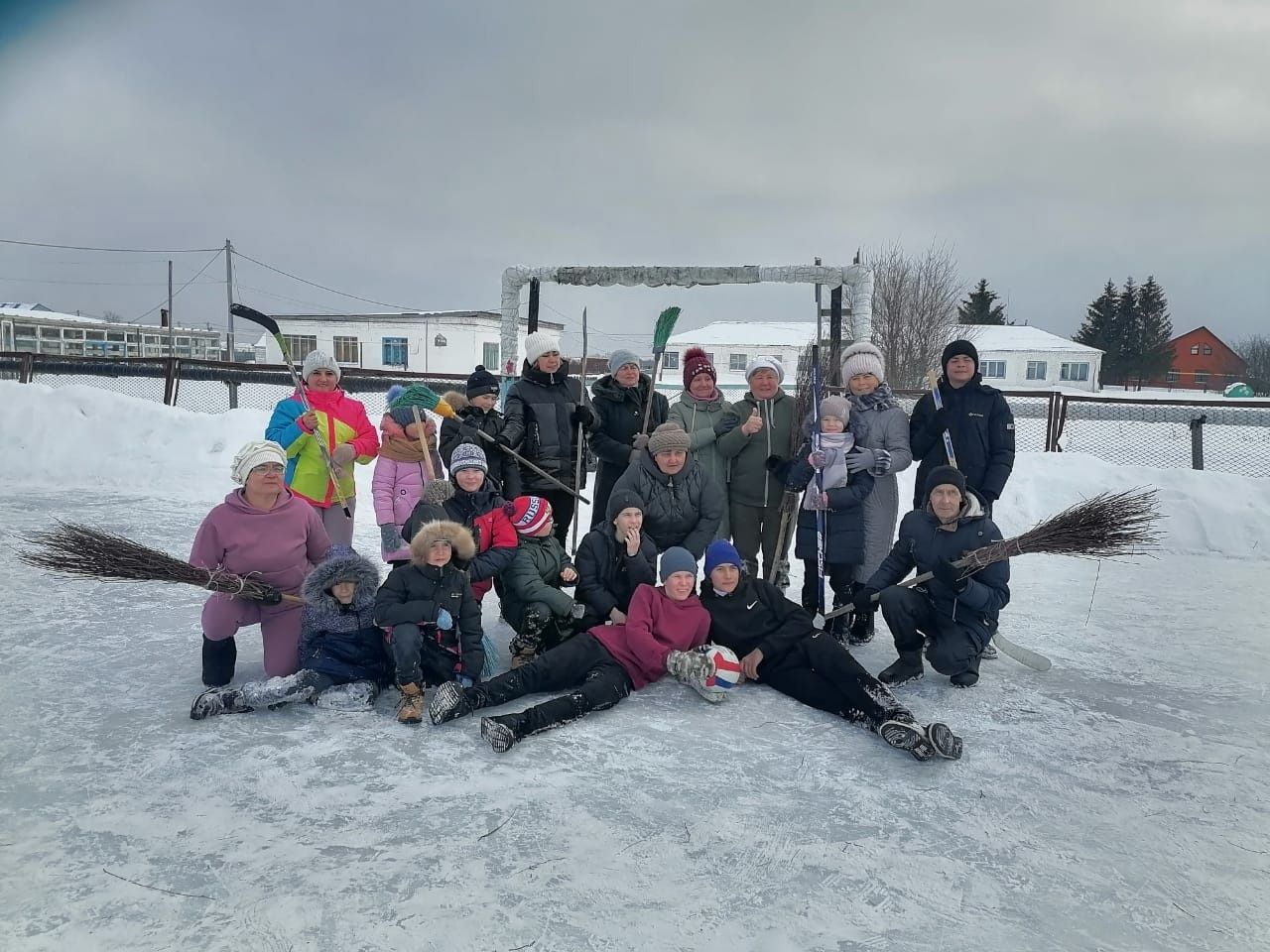 Әхмәт авылында итекле-себеркеле хоккей уены үткәргәннәр