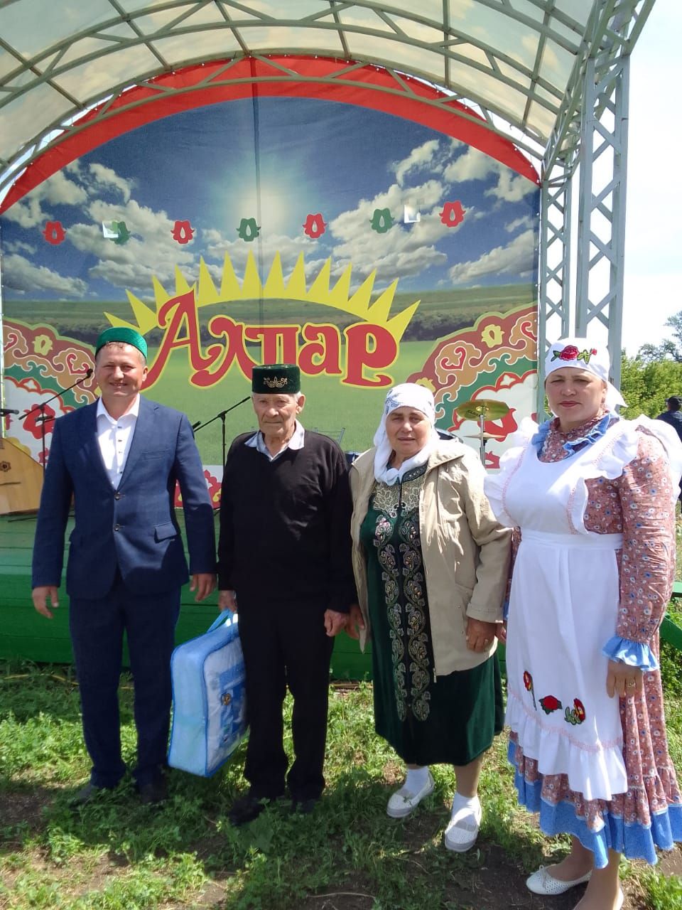 В Старом Алпарово абсолютному батыру вручили барана, гостю-победителю — телевизор
