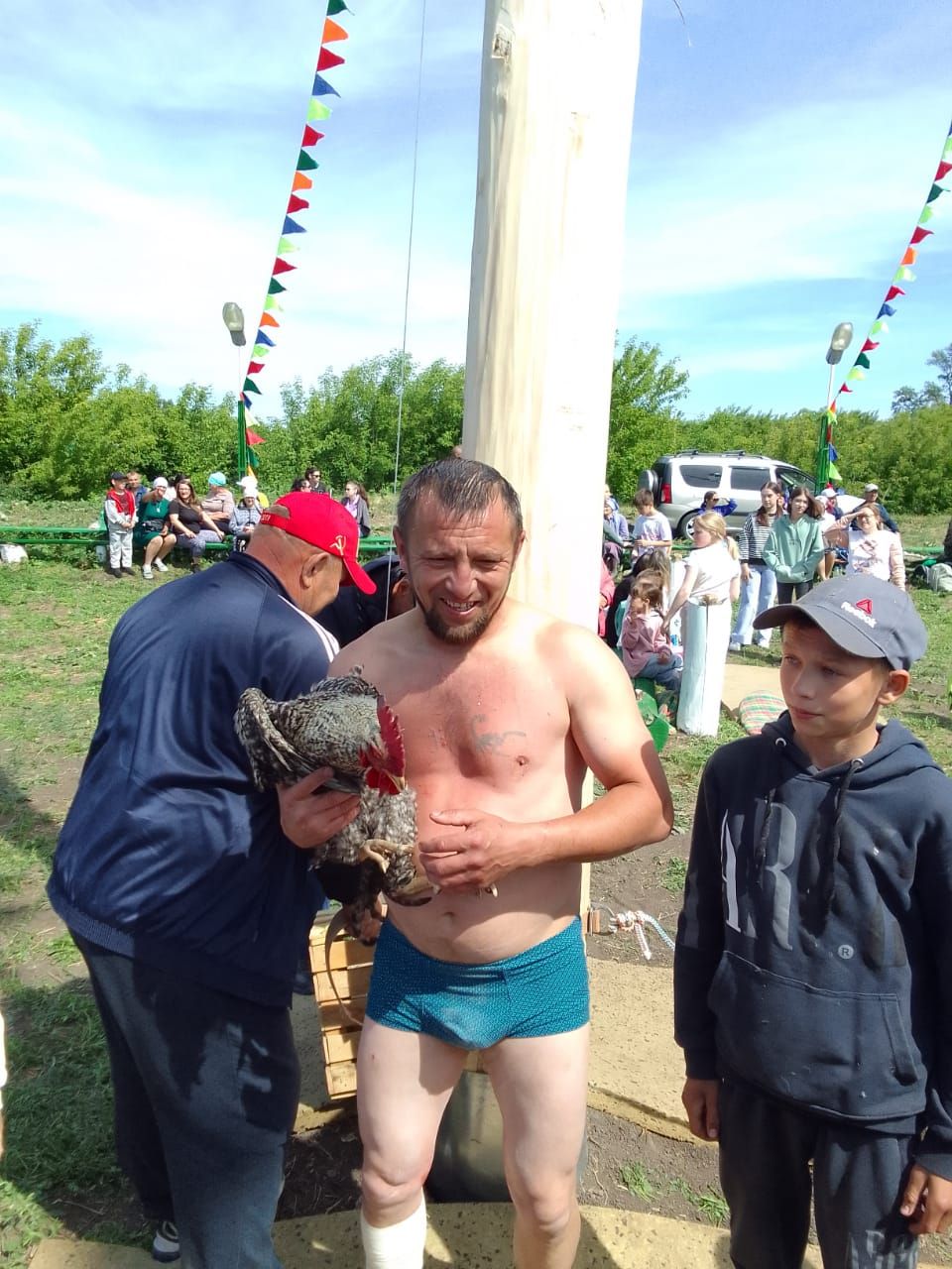 В Старом Алпарово абсолютному батыру вручили барана, гостю-победителю — телевизор