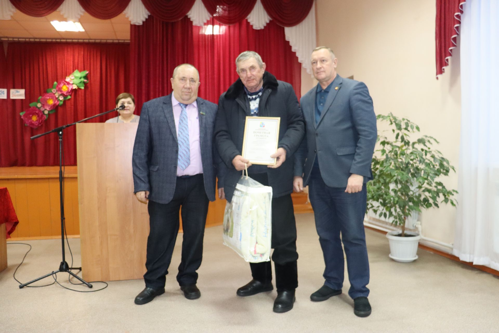 Юхмачы авыл җирлегендә узган халык җыенында 2023 елда башкарылган эшләр турында сөйләделәр