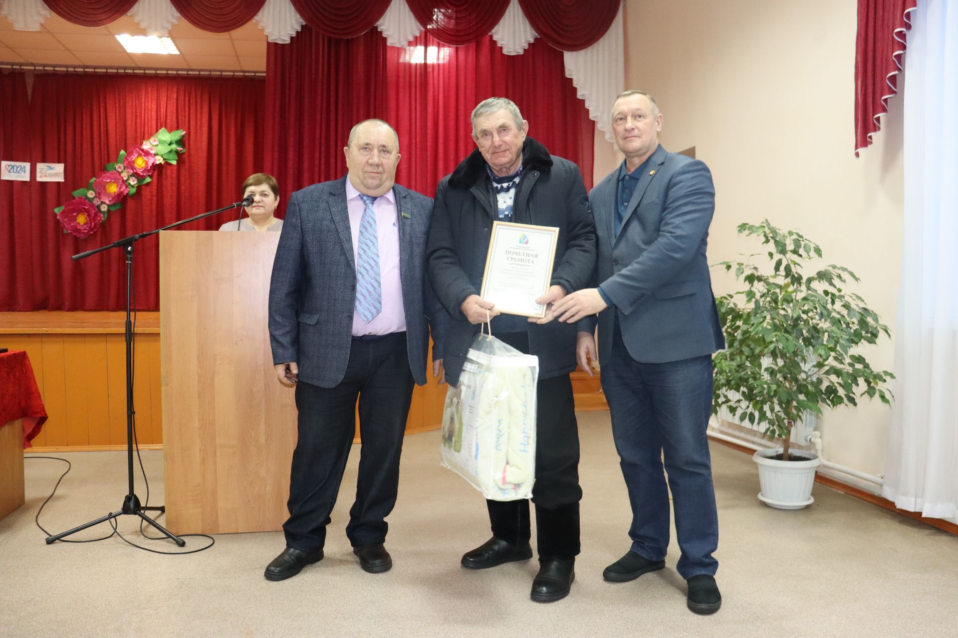 Юхмачы авыл җирлегендә узган халык җыенында 2023 елда башкарылган эшләр турында сөйләделәр