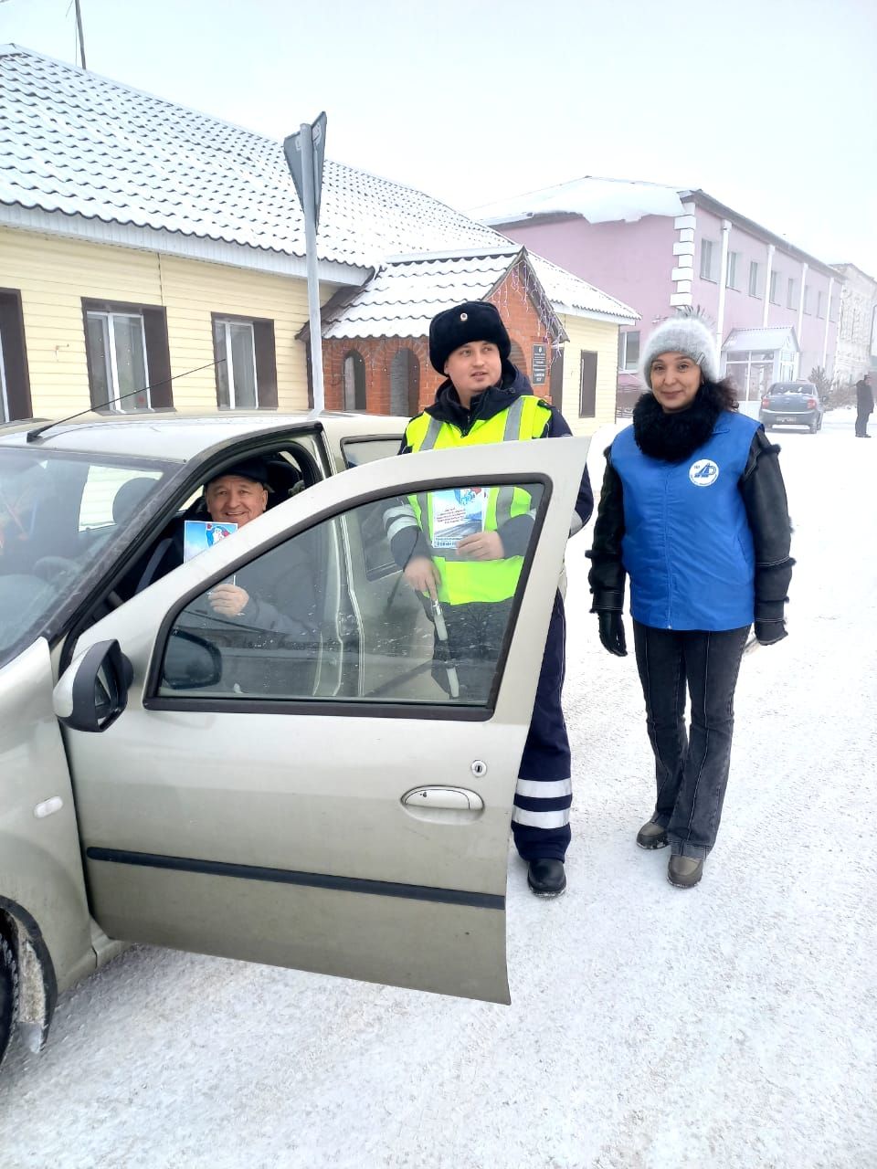Сотрудники отделения Госавтоинспекции ОМВД России по Алькеевскому району  поздравили жителей с Новым годом