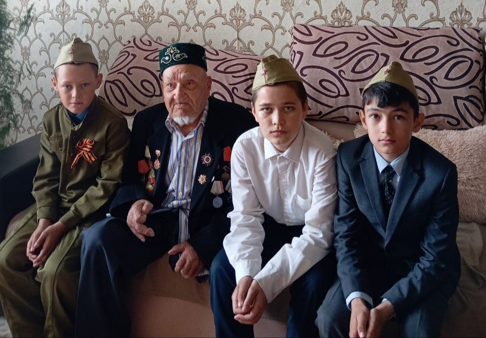 Укучылар Җиңү бәйрәме белән котлыйлар