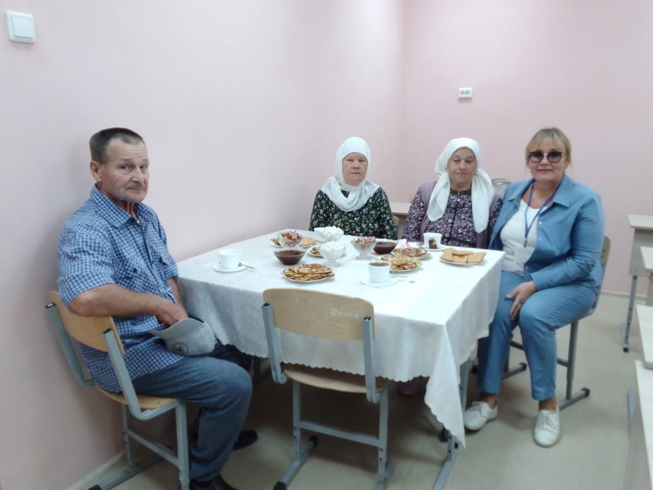 Базарлы Матакның Нәби Дәүли исемендәге сайлау участогында чәй табыны хәзерләгәннәр