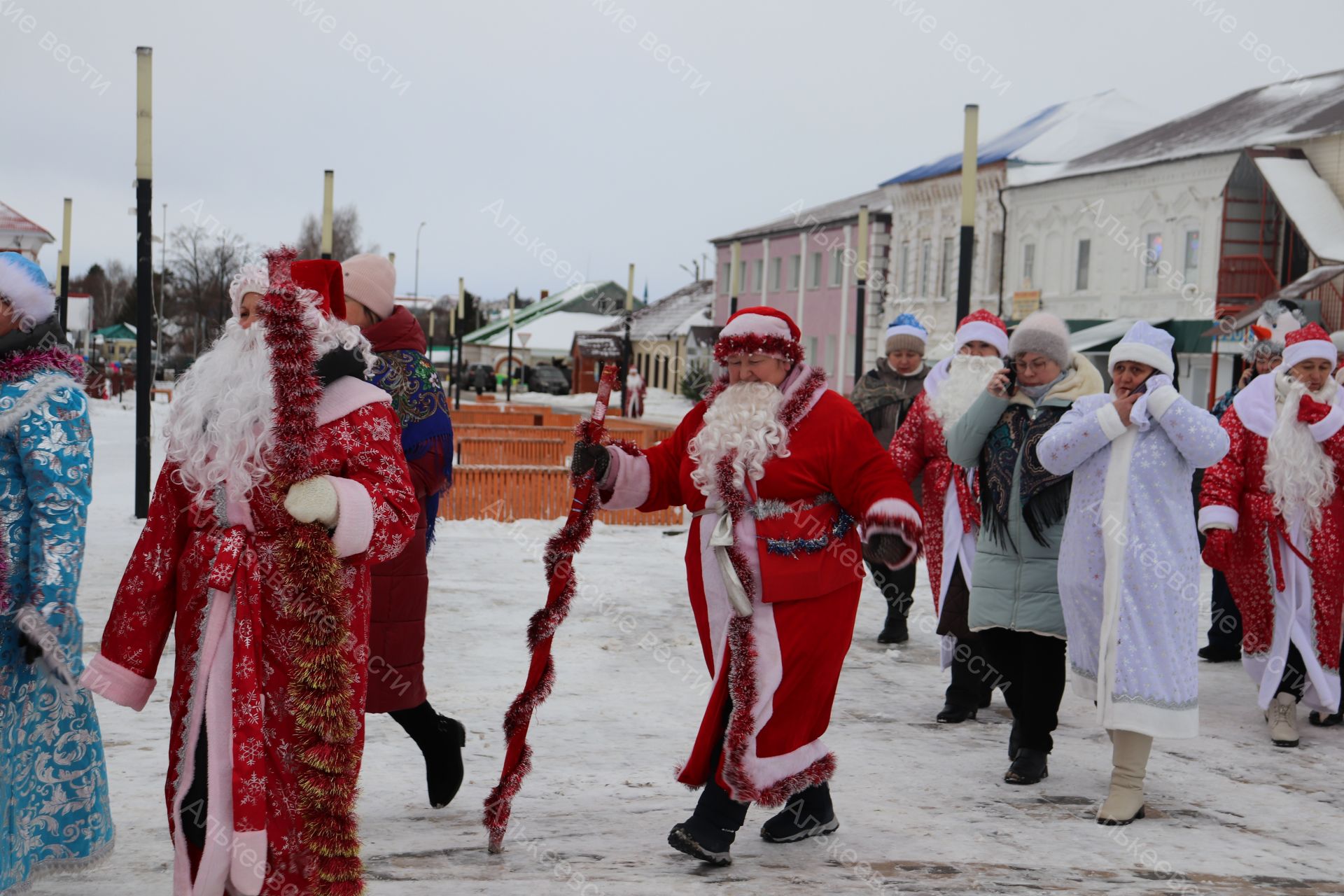 Район үзәгендә Кыш бабайлар һәм Кар Кызлары парады узды.