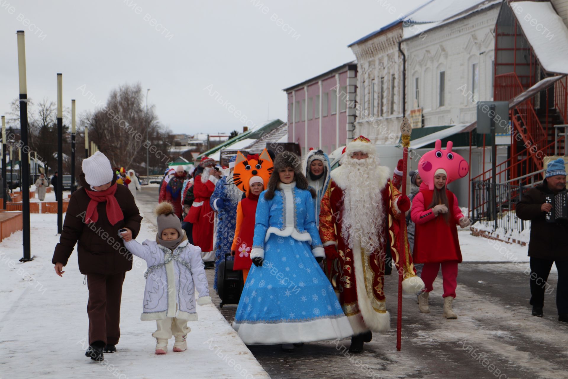 Район үзәгендә Кыш бабайлар һәм Кар Кызлары парады узды.