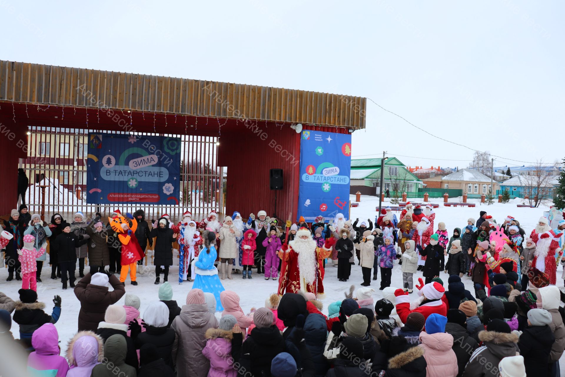 Район үзәгендә Кыш бабайлар һәм Кар Кызлары парады узды.