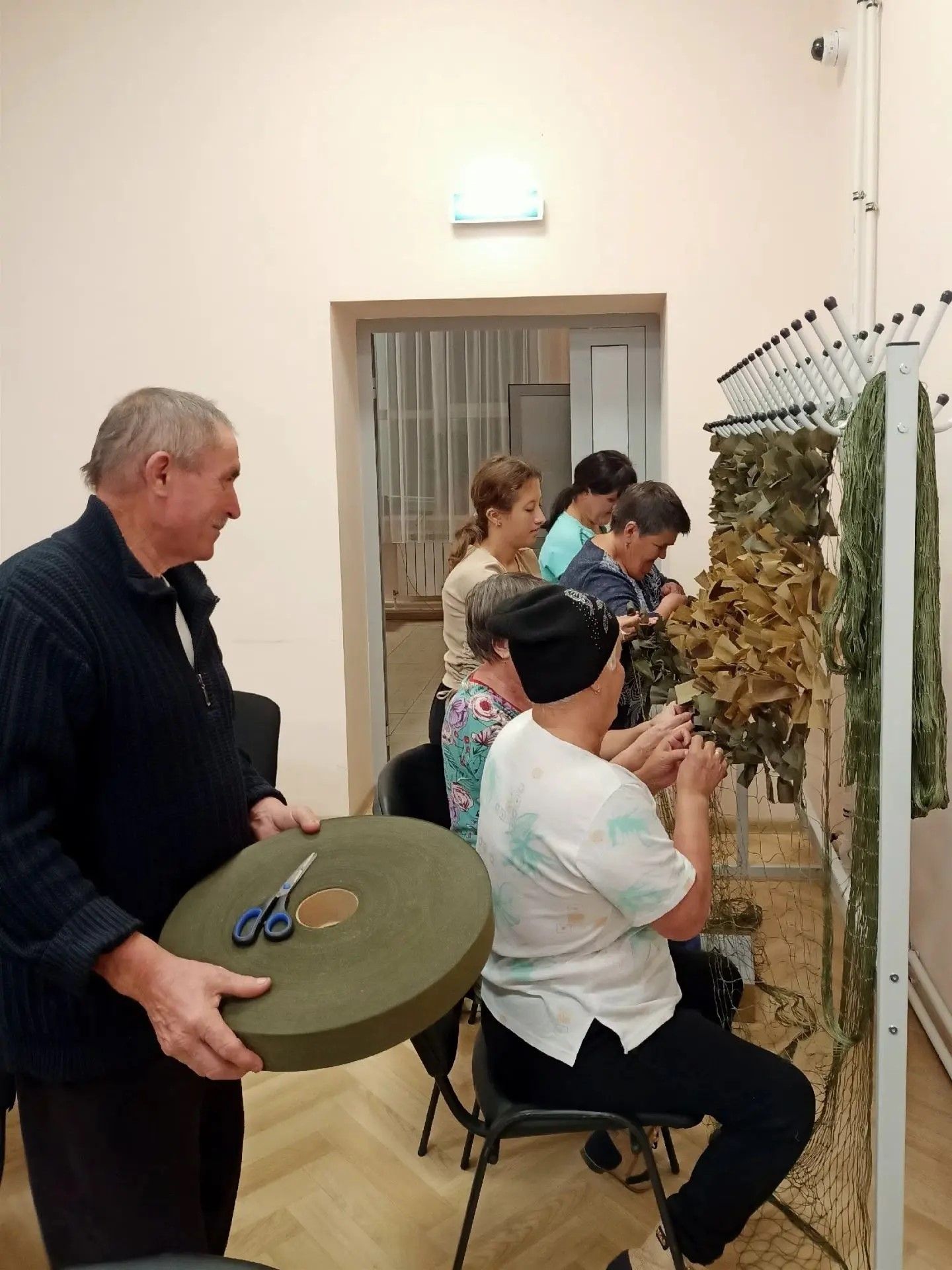 В Нижнеалькеевском доме культуры плетут маскировочные сети