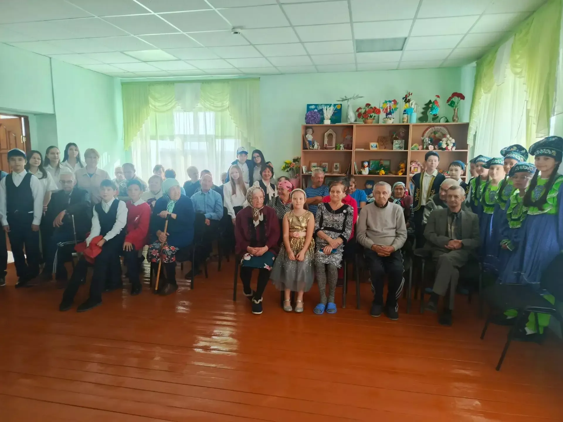 Школьники подарили праздник жителям Юхмачинского дома‑интерната