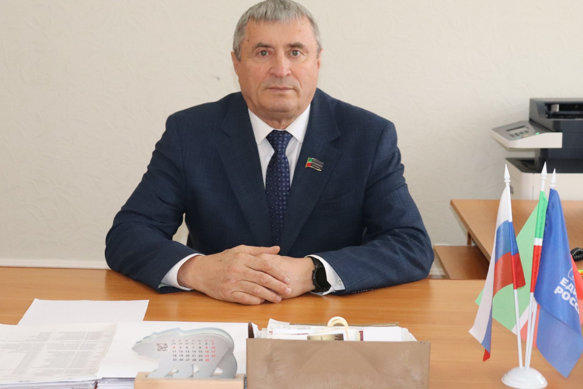 Заместитель главы Алькеевского района Рашит Билалов поздравляет женщин с праздником