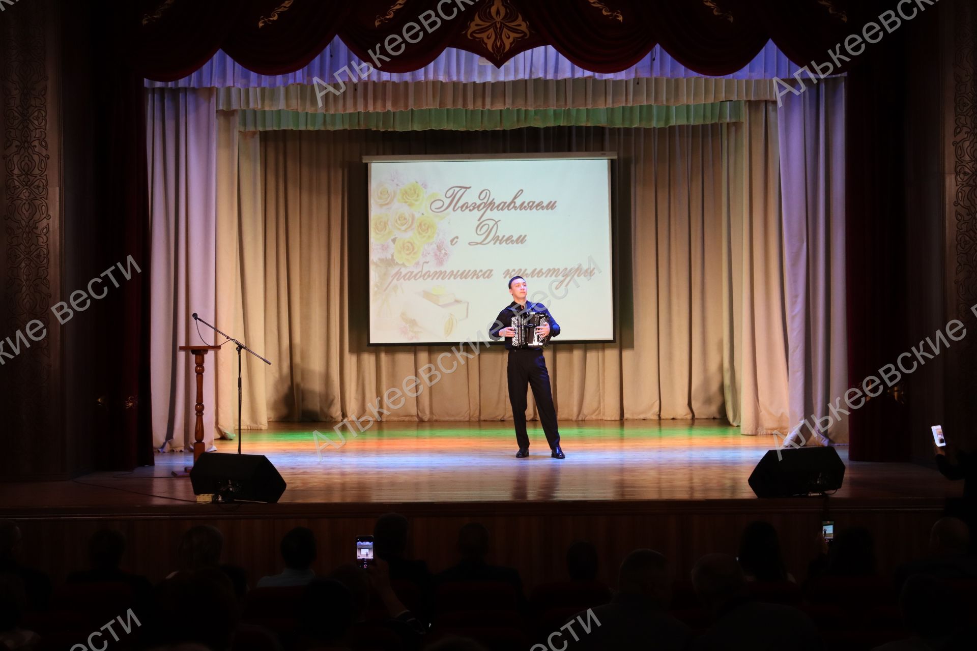 Район мәдәният йортында Мәдәният хезмәткәрләре көненә багышланган тантаналы чара узды