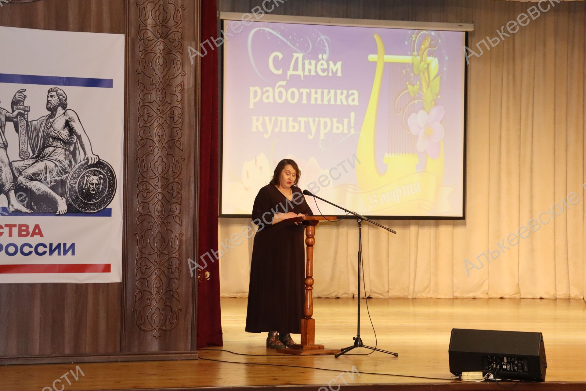 Район мәдәният йортында Мәдәният хезмәткәрләре көненә багышланган тантаналы чара узды