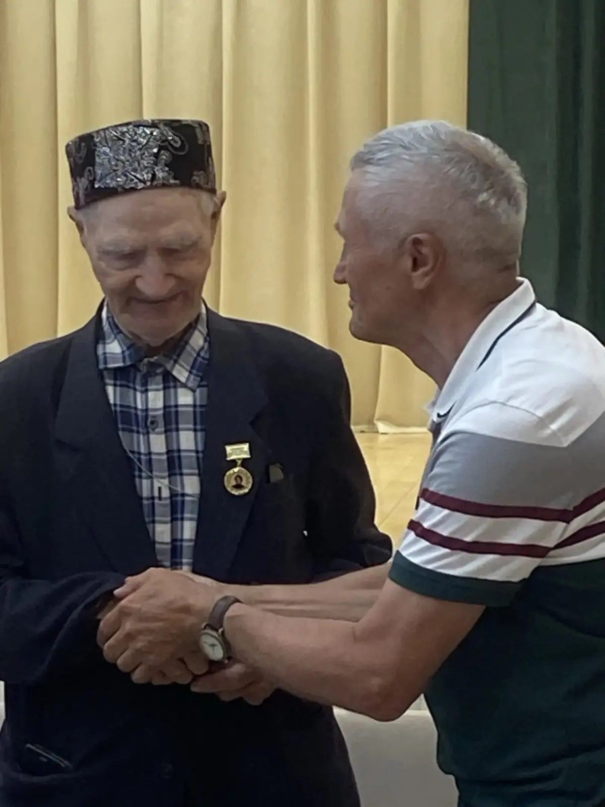 Иске Чаллы авылында яшәче Сибатов Рагипка Сара Шакулова медале тапшырылды