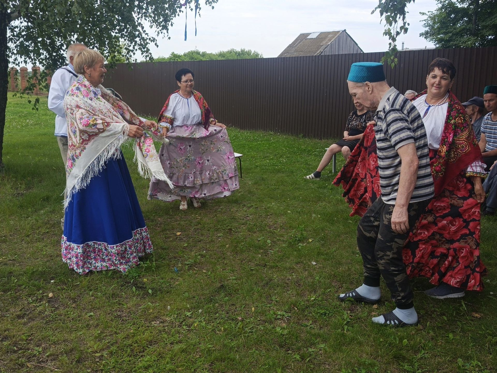 «Незабудка» коллективы Юхмачы интернат йортында өлкәннәр өчен концерт оештырды