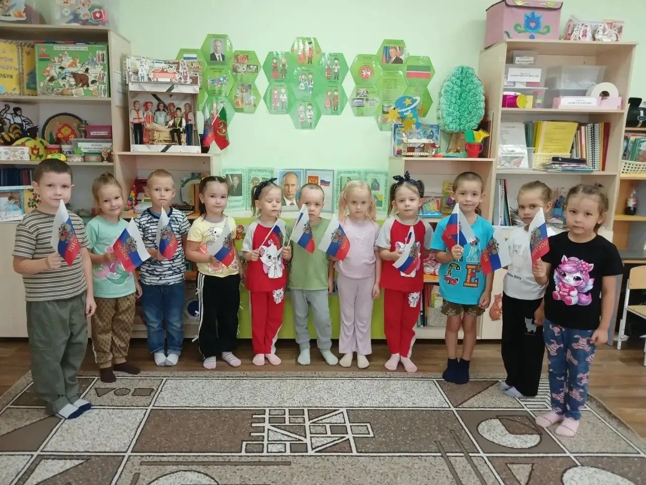 Детский сад «Ромашка» присоединился к празднованию Дня Государственного флага России
