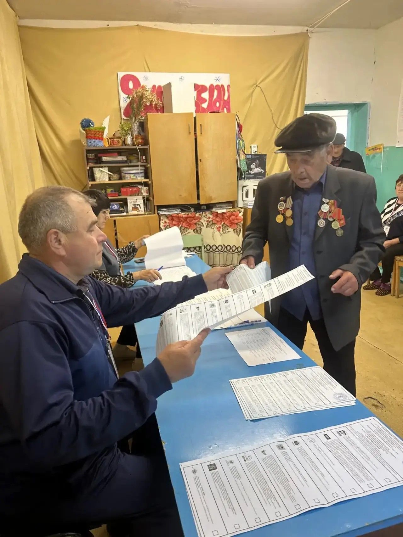 95-летний Хасият Хайруллин пришёл на избирательный участок, чтобы проголосовать