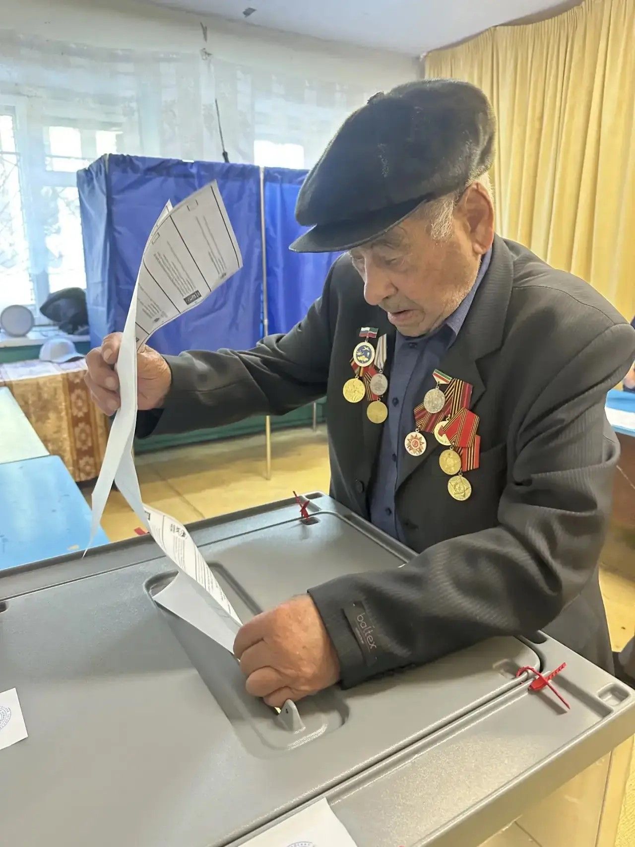 95-летний Хасият Хайруллин пришёл на избирательный участок, чтобы проголосовать