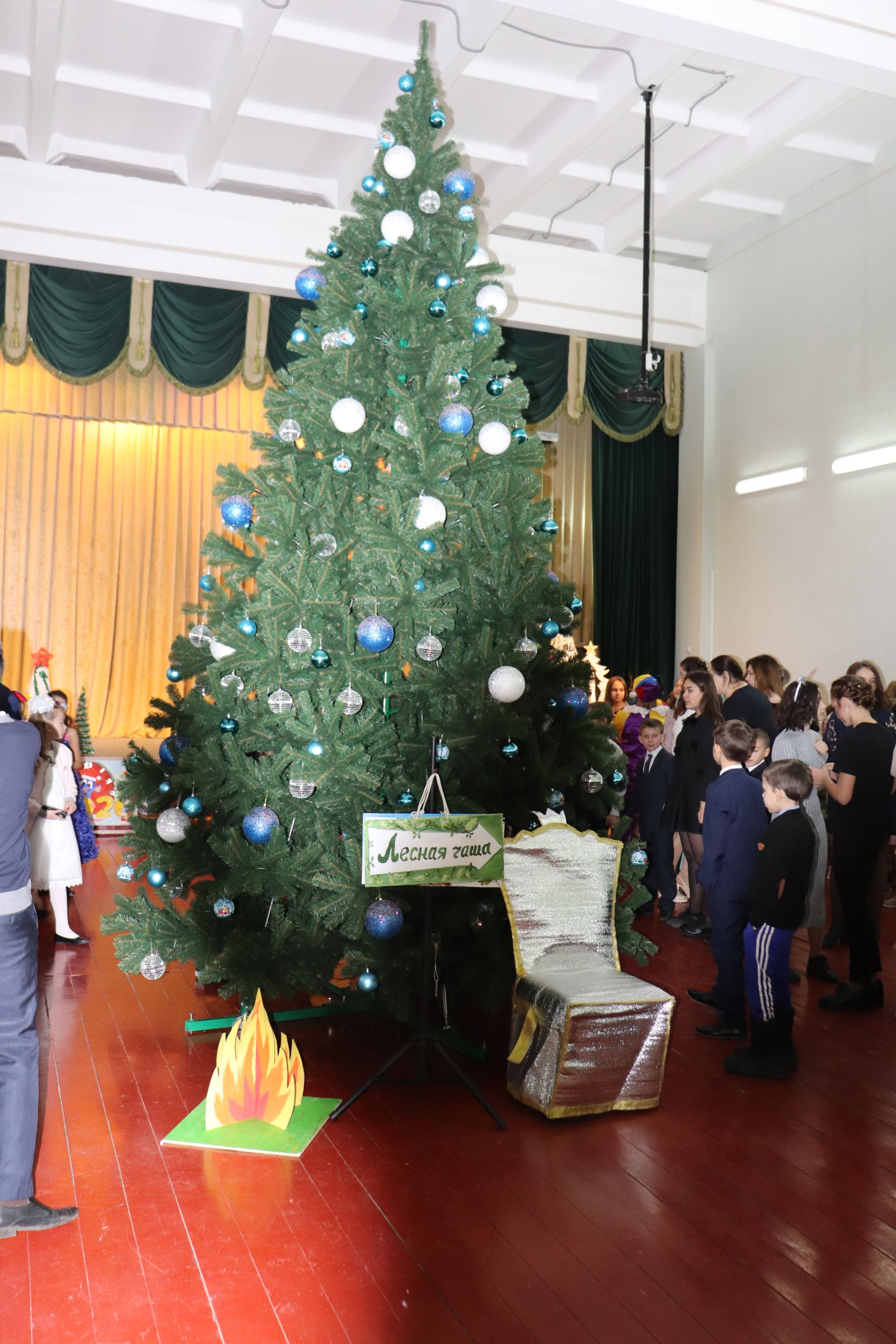Новогодняя елка для одаренных детей от главы района