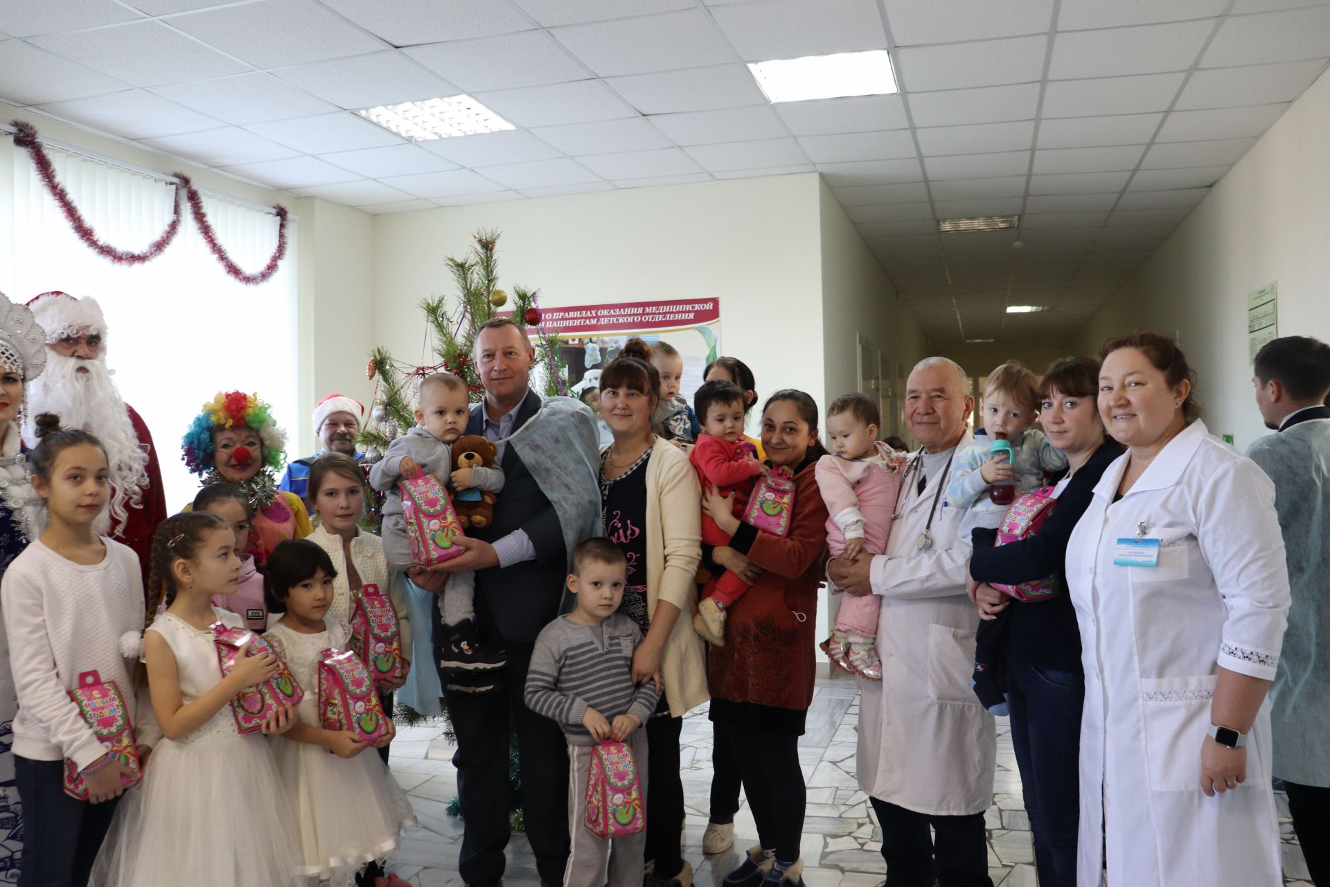 Глава Алькеевского района порадовал новогодними подарками пациентов детского отделения больницы
